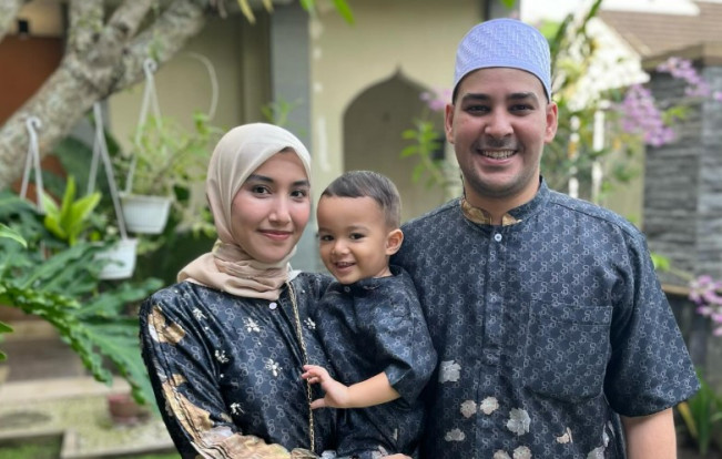 Riza Shahab bersama istri, Sonia Fatimah, dan anak pertama mereka, Zain. (Instagram @rizashahab)